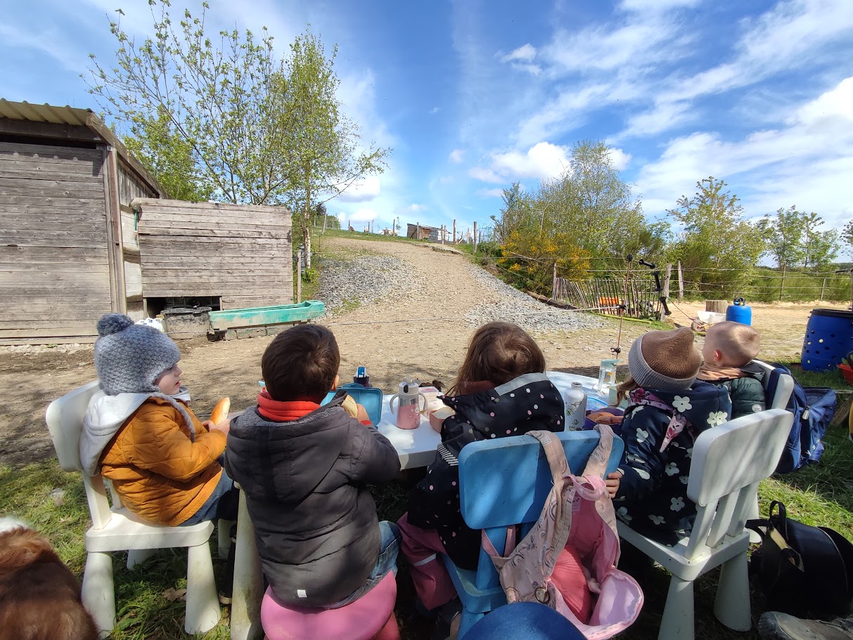 Des enfants partagent un moment en plein air au Domaine